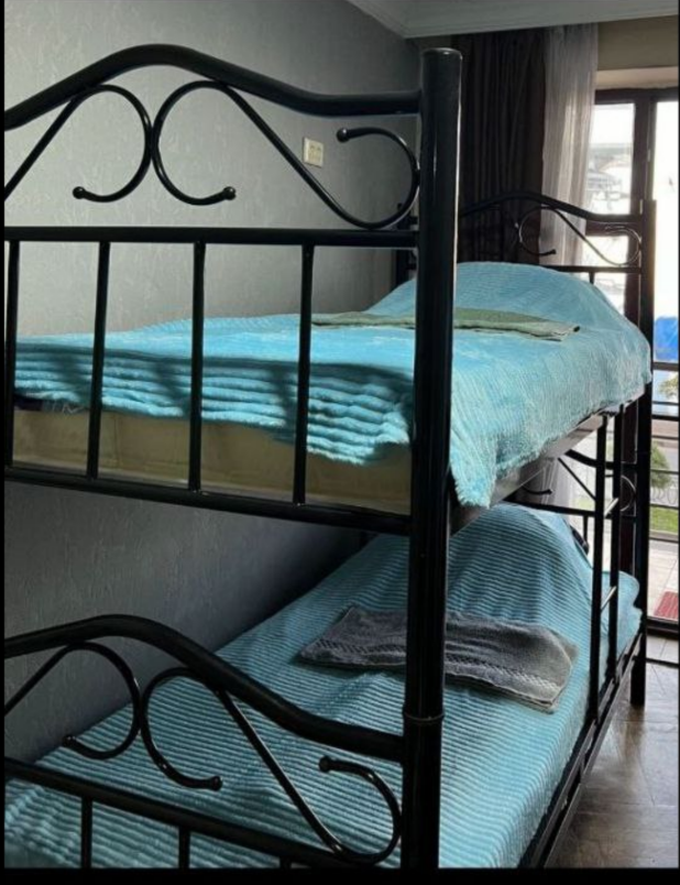 Продам кровать с 2 матрасами.