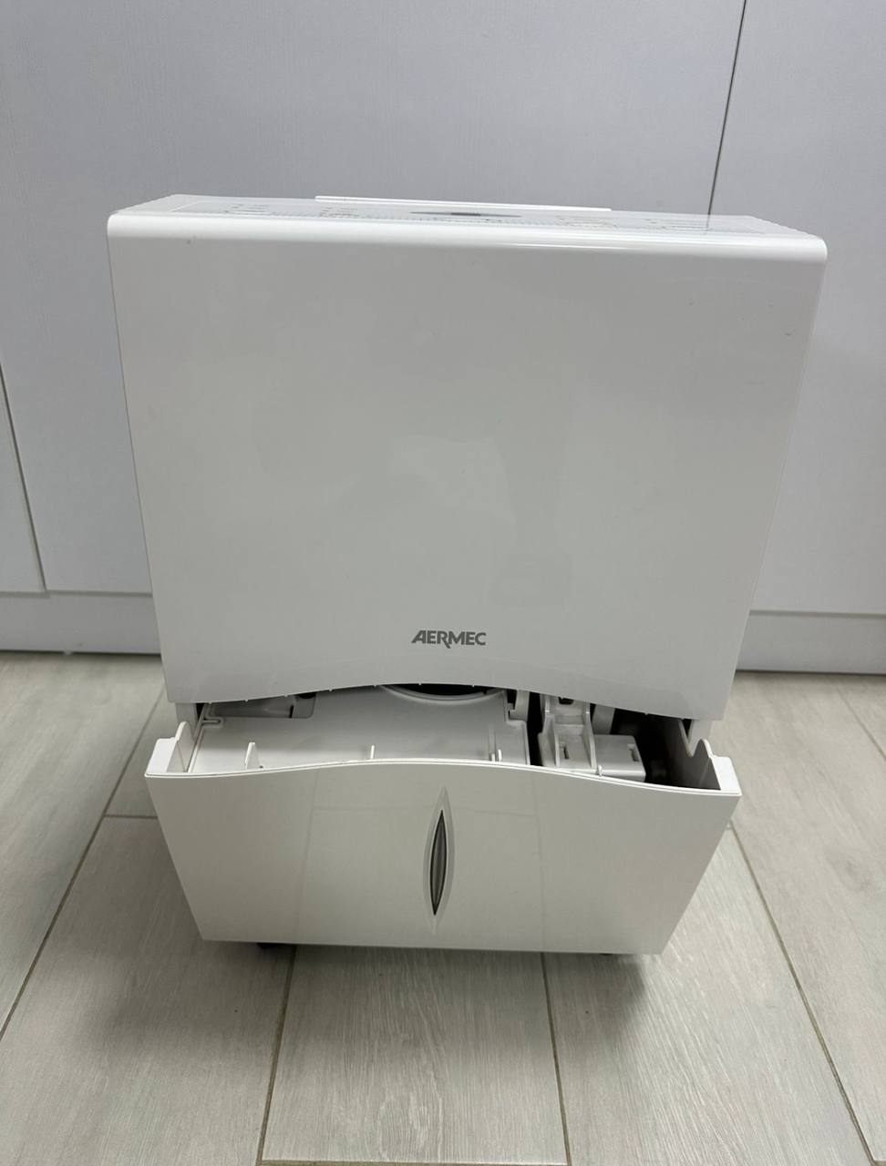 Продам осушитель воздуха AERMEC