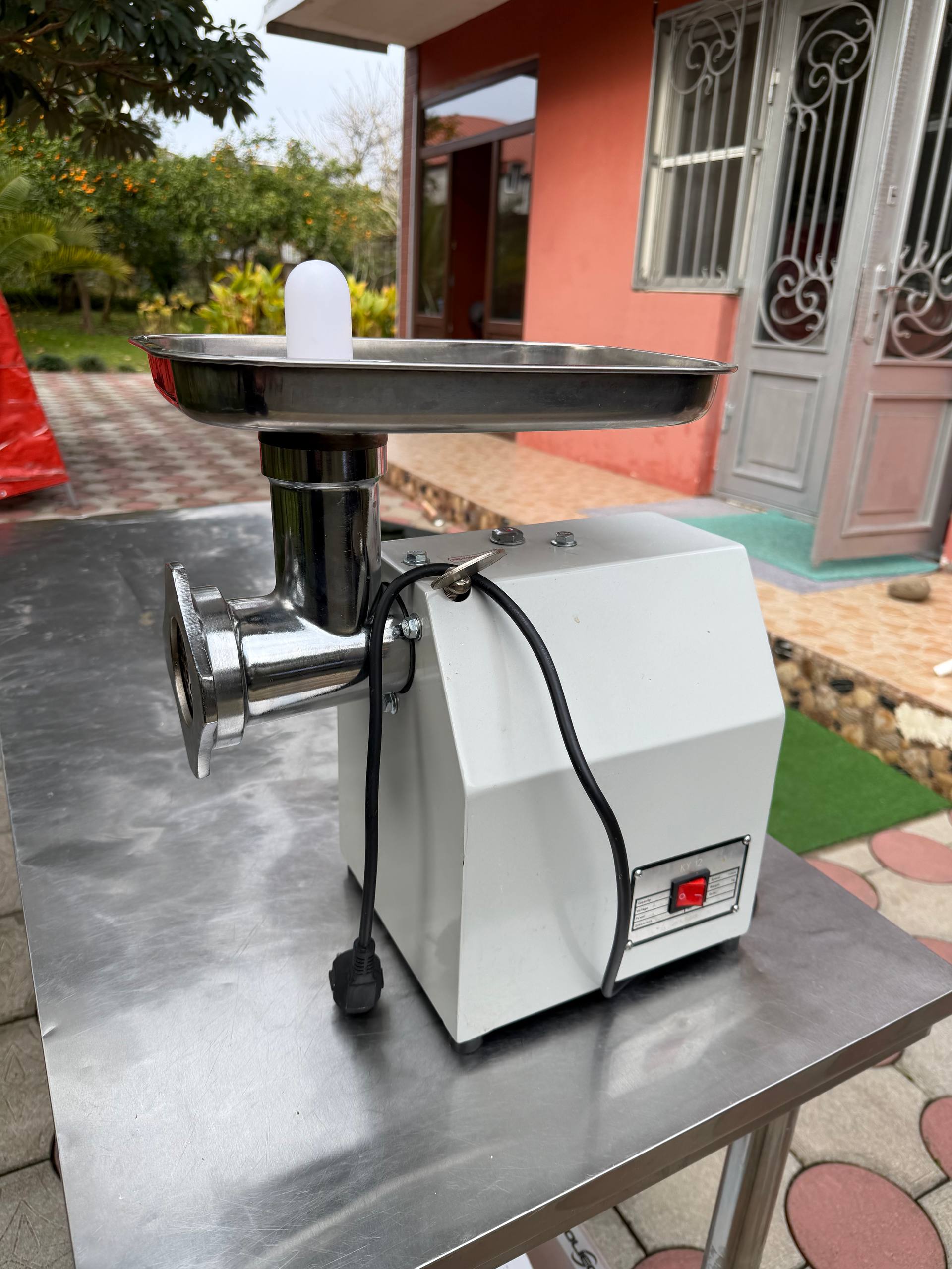 Продам промышленную мясорубку