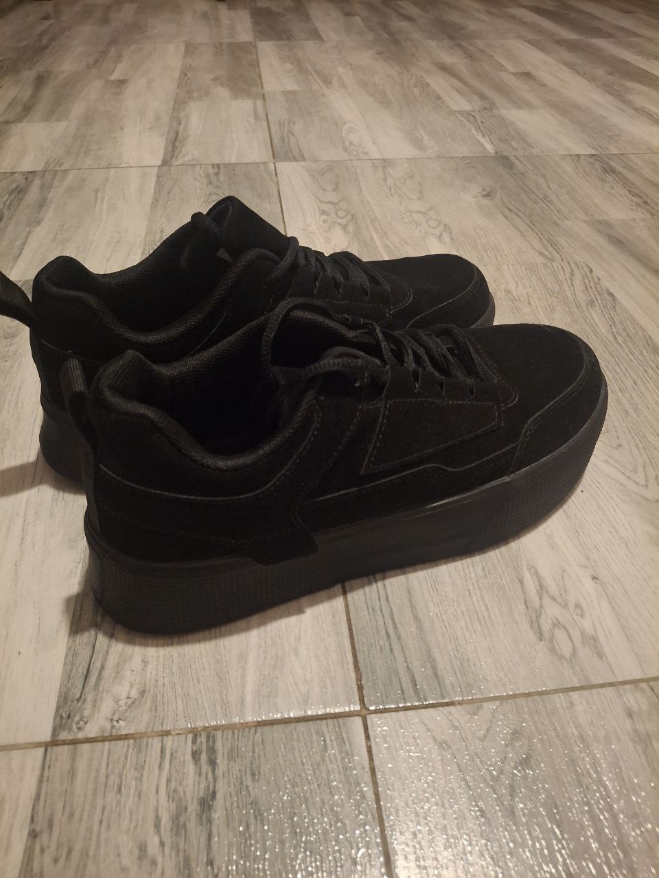 Продам женские кроссовки 38 размер