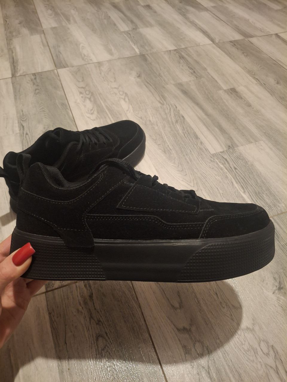 Продам женские кроссовки 38 размер