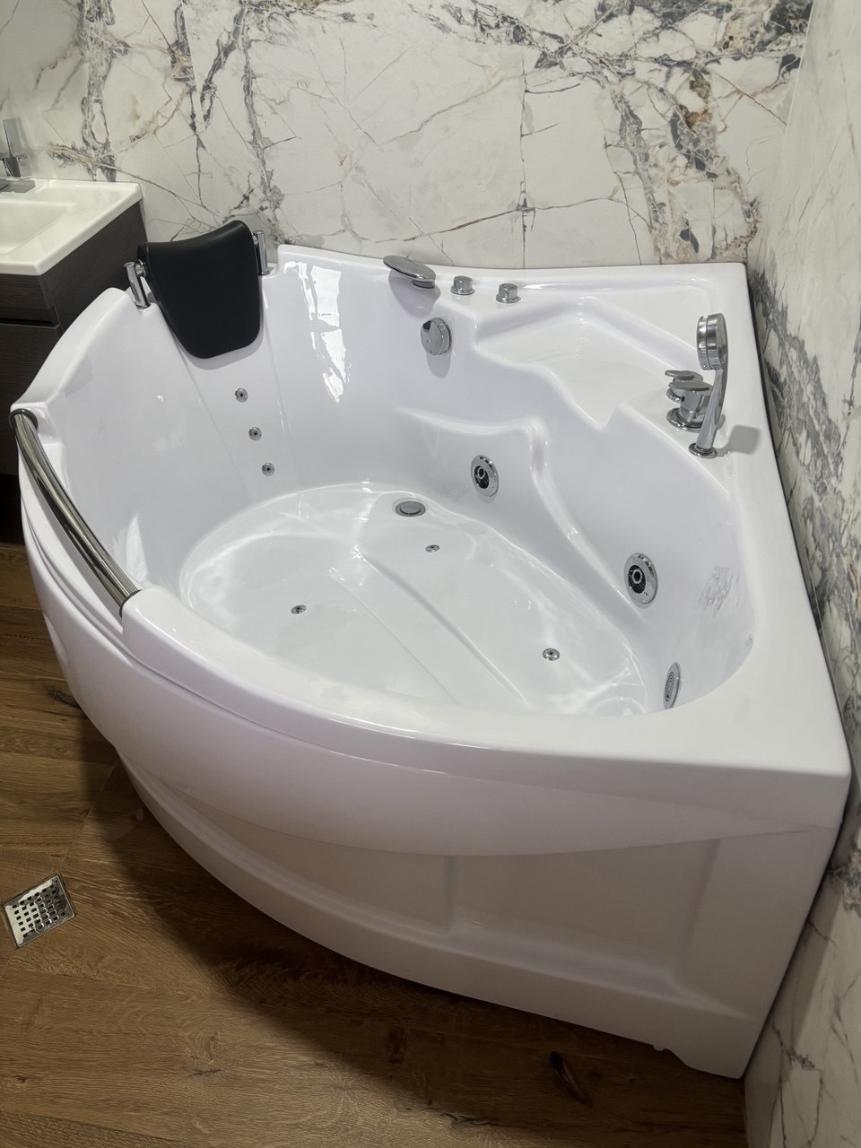 Продам ванну с гидромассажем