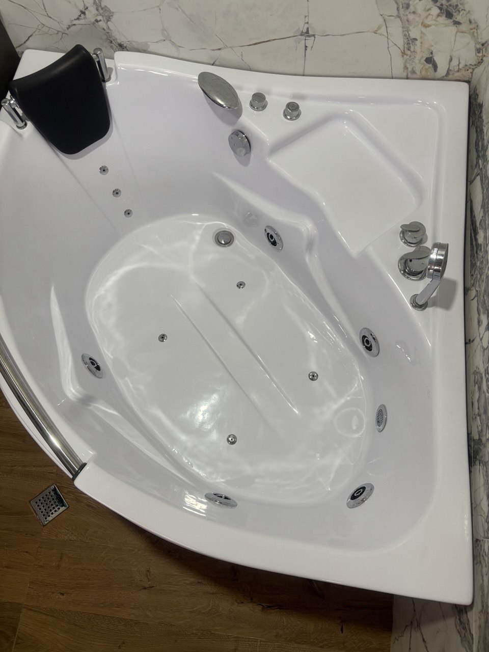 Продам ванну с гидромассажем