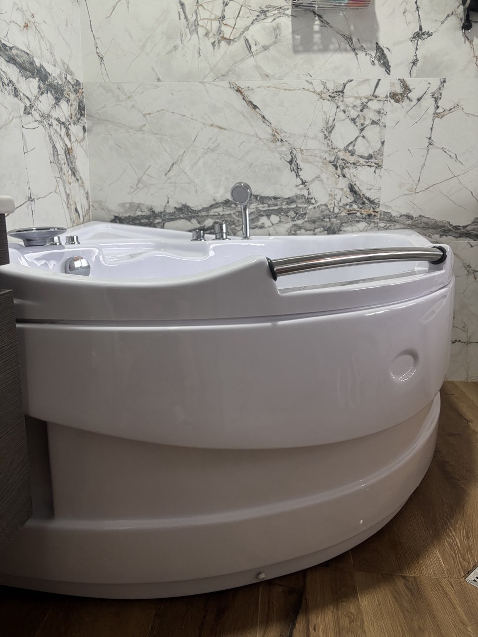 Продам ванну с гидромассажем