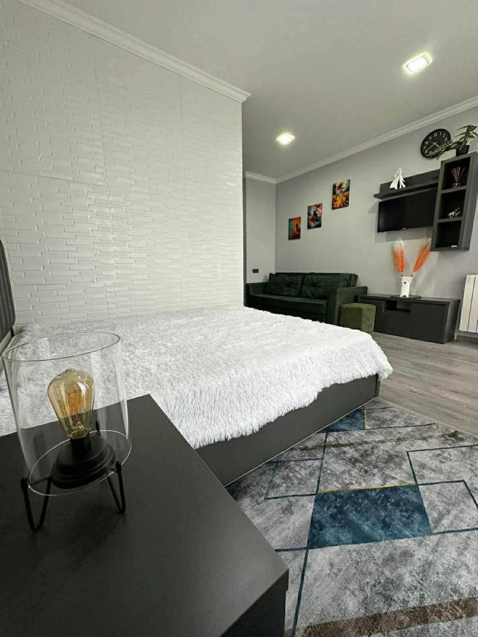 Сдается студия с выделенной спальной зоной